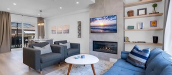 Modern 3 bed house, steps from beach and minutes from wineries. Pet friendly!