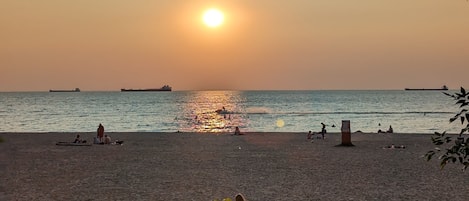在海灘附近、躺椅、沙灘巾