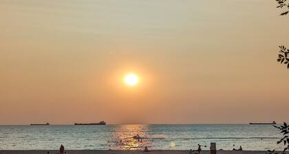 Modern 3 bed house, steps from Beach, minutes from NOTL. Pet friendly!