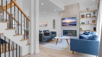 Een smart-tv, een open haard, tafelvoetbal en boeken