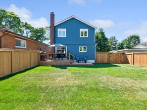 Exterior - Modern 3 bed house, steps from beach and minutes from wineries. Pet friendly! (St. Catharines)