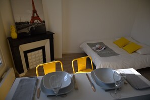 1 bedroom, desk, free WiFi, bed sheets - Cosy Studio (Ivry-sur-Seine)