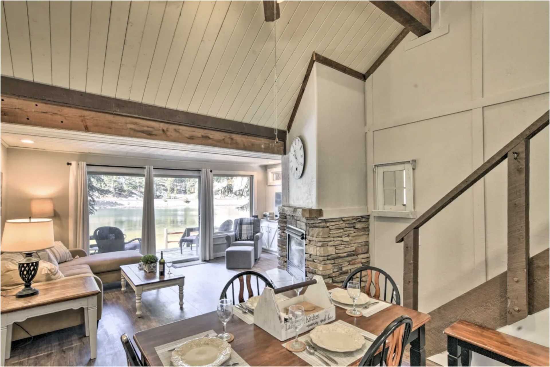 Little Bear Cabin on the Lake -Sunshine and Views Right on the Water!
