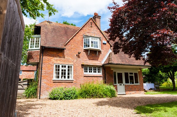 Exterior - Cosy country cottage with large garden, (Wittersham)