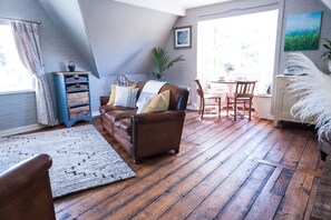 Smart TV, fireplace, DVD player, books - Cosy country cottage with large garden, (Wittersham)