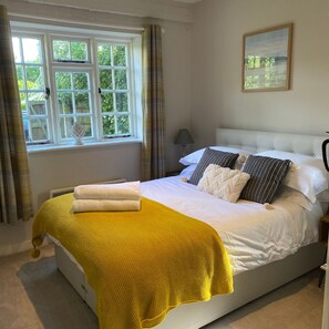 2 bedrooms, desk, iron/ironing board, travel crib - Cosy country cottage with large garden, (Wittersham)