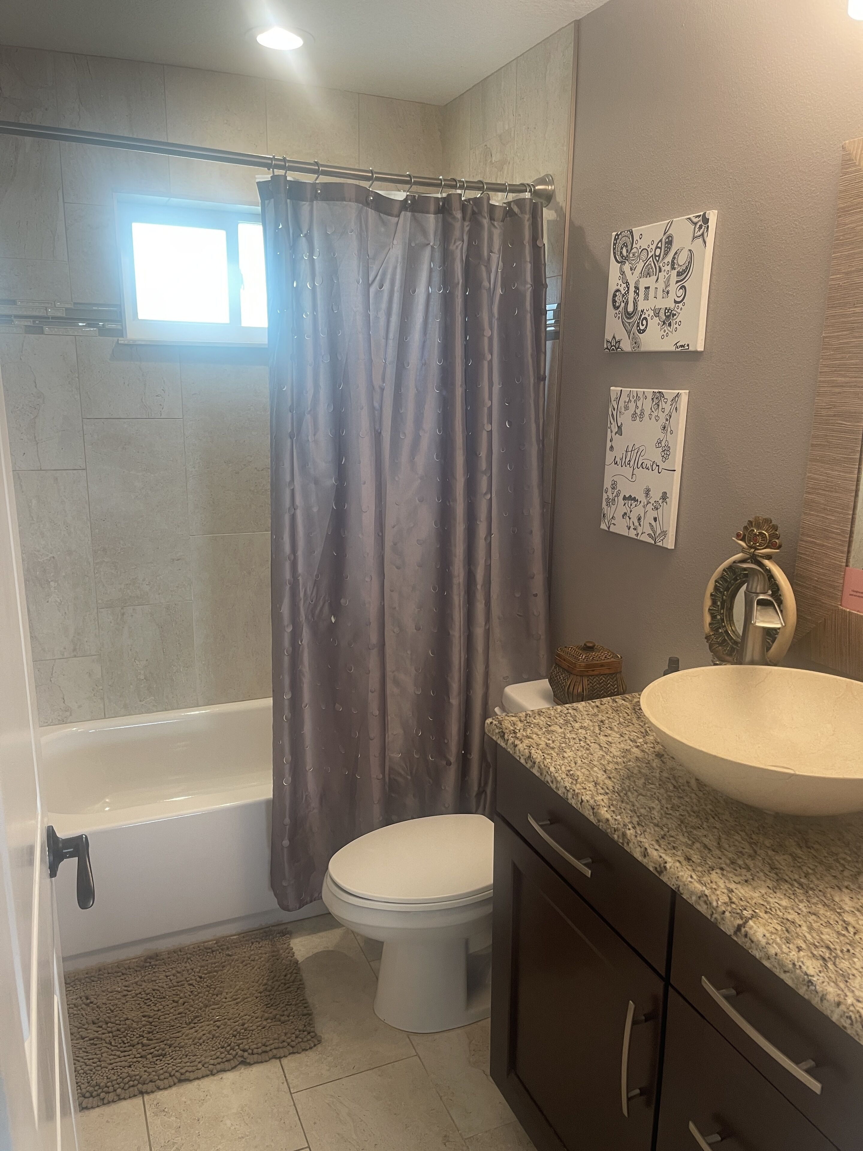 Ein Badezimmer mit Badewanne, Toilette und Waschbecken.