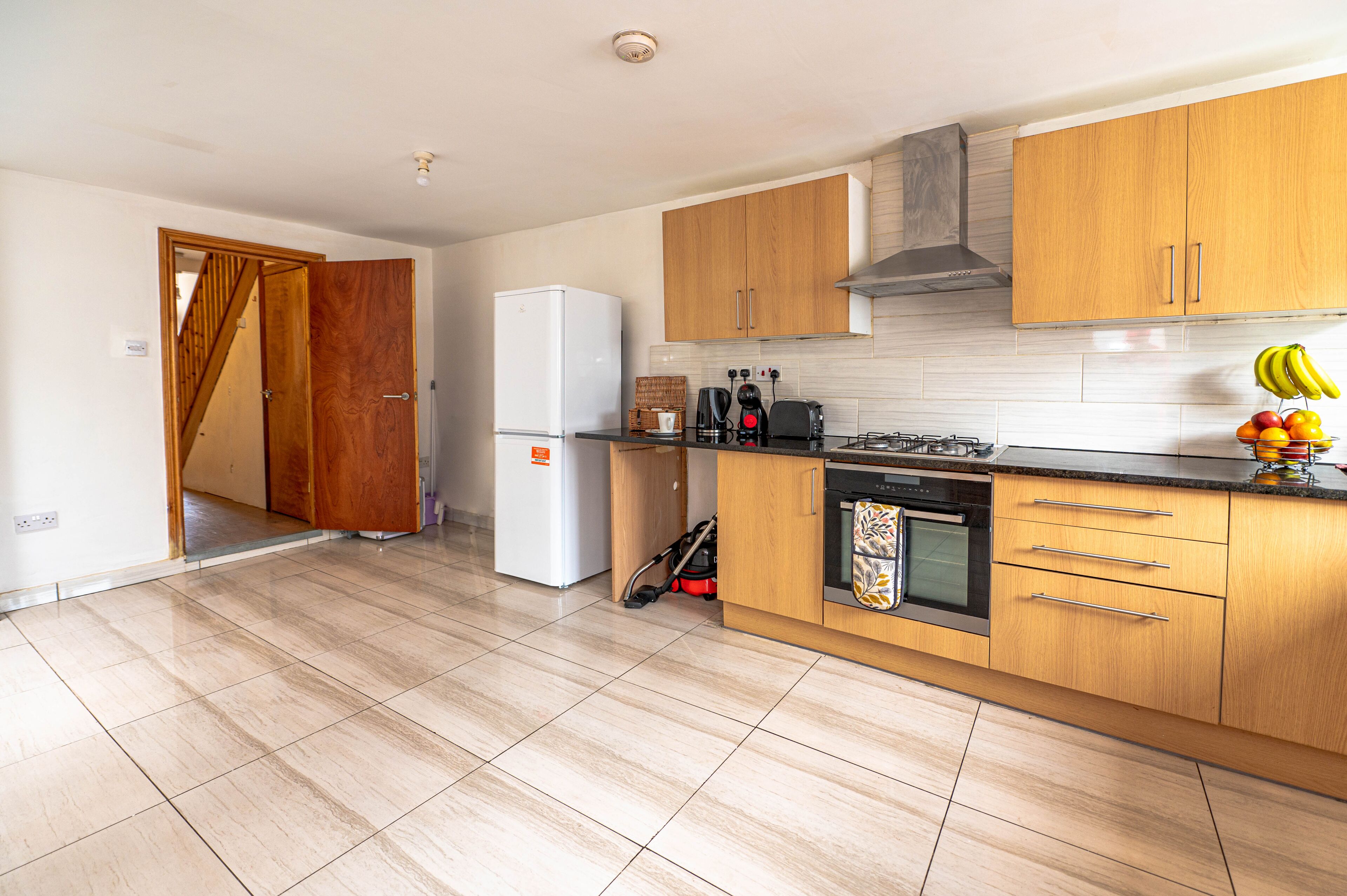 Kjøleskap, mikrobølgeovn, ovn og kjøkkenutstyr