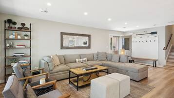 Smart TV, table tennis, stereo