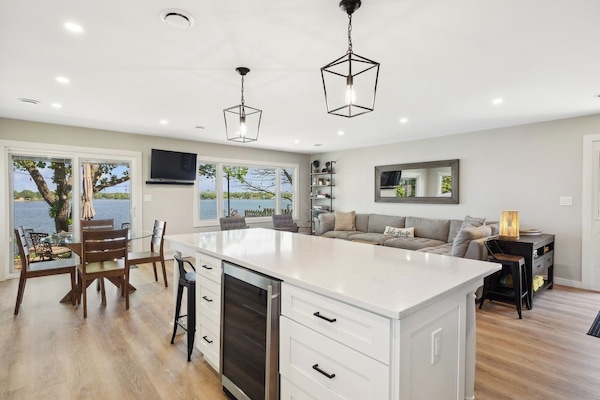 Smart-tv, een tafeltennistafel en een stereo