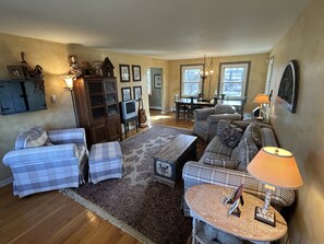 Smart TV, fireplace, DVD player, table tennis - Family Farm Estate: Private Outdoor Paradise with Two Houses, Pond, & Golf Range (Knowlton Township)