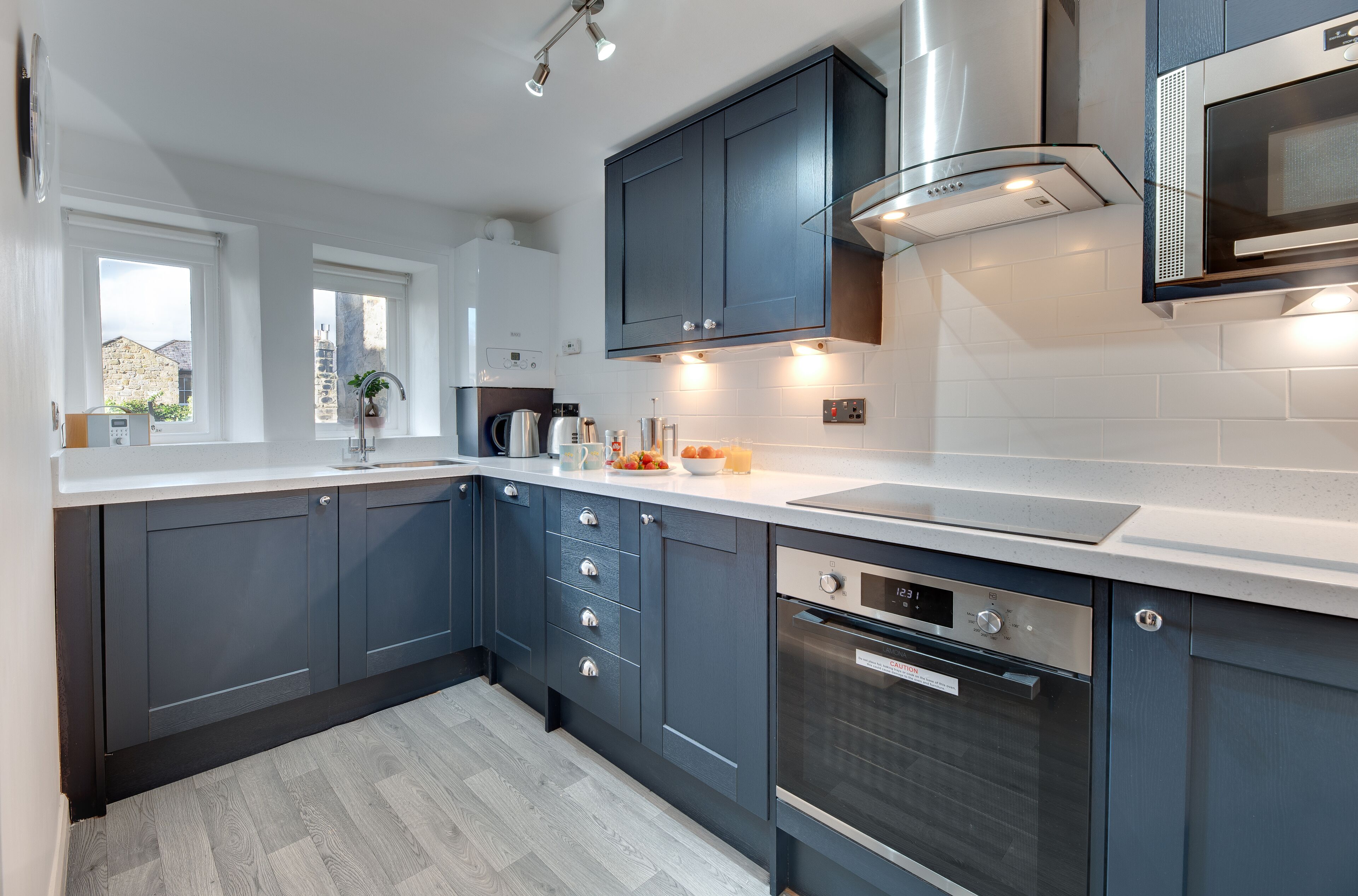 Frigorífico, microondas, horno y placa de cocina