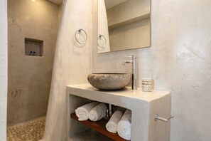 Doccia, asciugacapelli, asciugamani, sapone