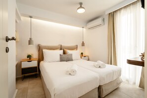 2 habitaciones, escritorio y tabla de planchar con plancha 
