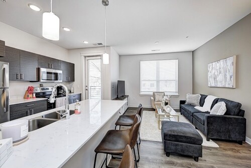 KING BED- 1BED/1BATH- *IN THE HEART OF BROAD RIPPLE *