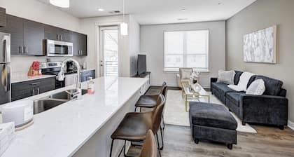 KING BED- 1BED/1BATH- *IN THE HEART OF BROAD RIPPLE *