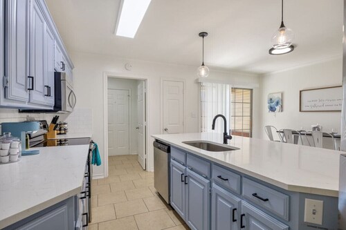 Azul @ Hollytree Tyler! King Bed