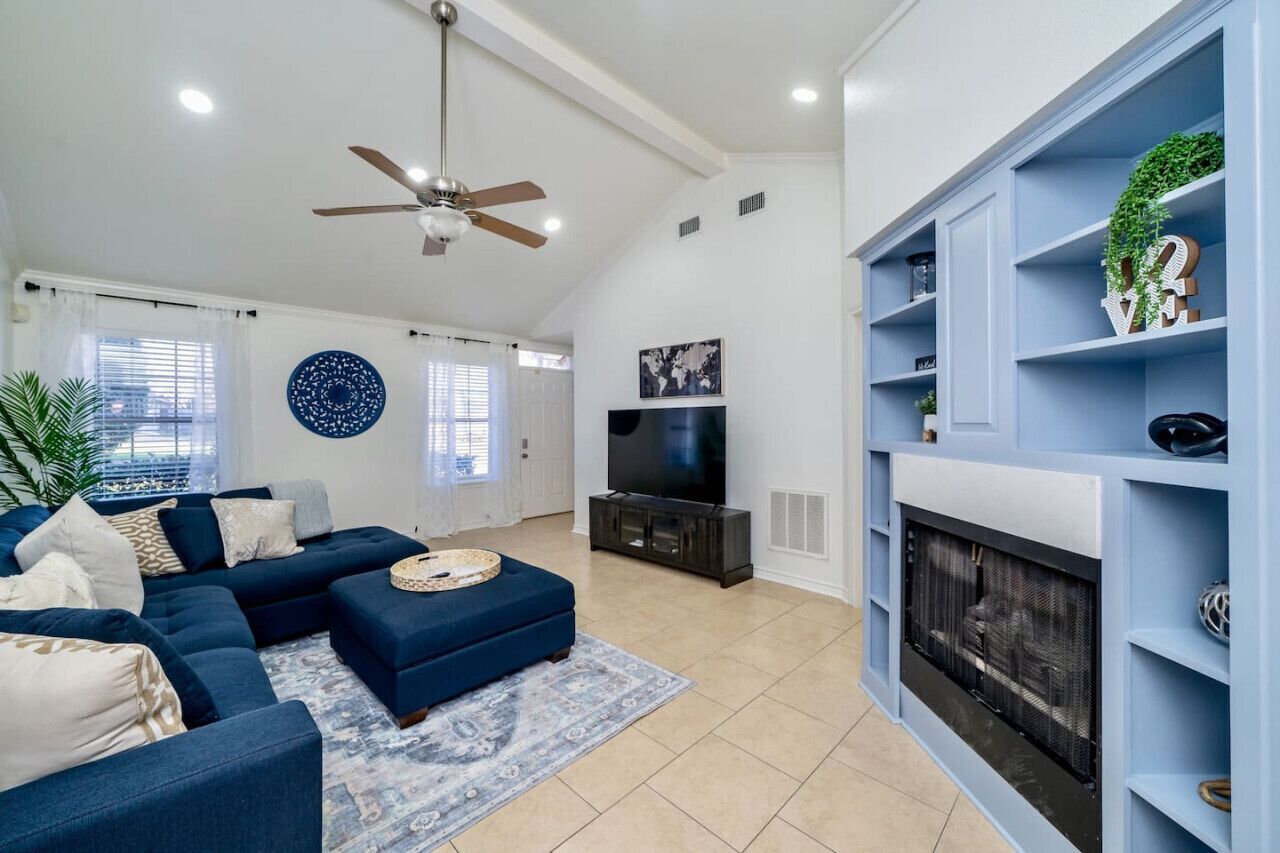 Televisión y chimenea 