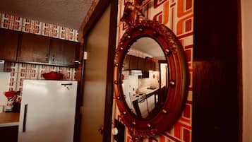 Een koelkast, een magnetron, een oven, een kookplaat