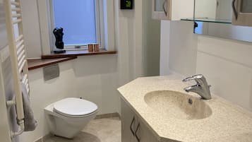 Dusche, Handtücher, Toilettenpapier