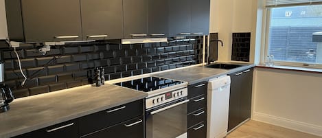 Een koelkast, een oven, een kookplaat, een koffiezetapparaat/waterkoker