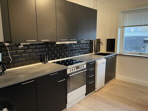 Fridge, oven, stovetop, coffee/tea maker - Experience Herning from our central bel apartment (Herning)