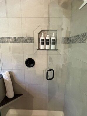 Shower, hair dryer, towels, soap - Custom Log Cabin Cabin with a Mountain View- just off Icicle Road~ Walk to Town (Leavenworth)