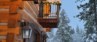 Custom Log Cabin Cabin with a Mountain View- just off Icicle Road~ Walk to Town