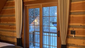 Smart TV, fireplace, books, stereo