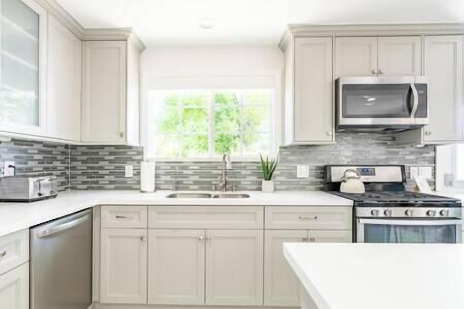 Fully stocked kitchen (2)