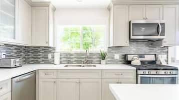 Fully stocked kitchen (2)
