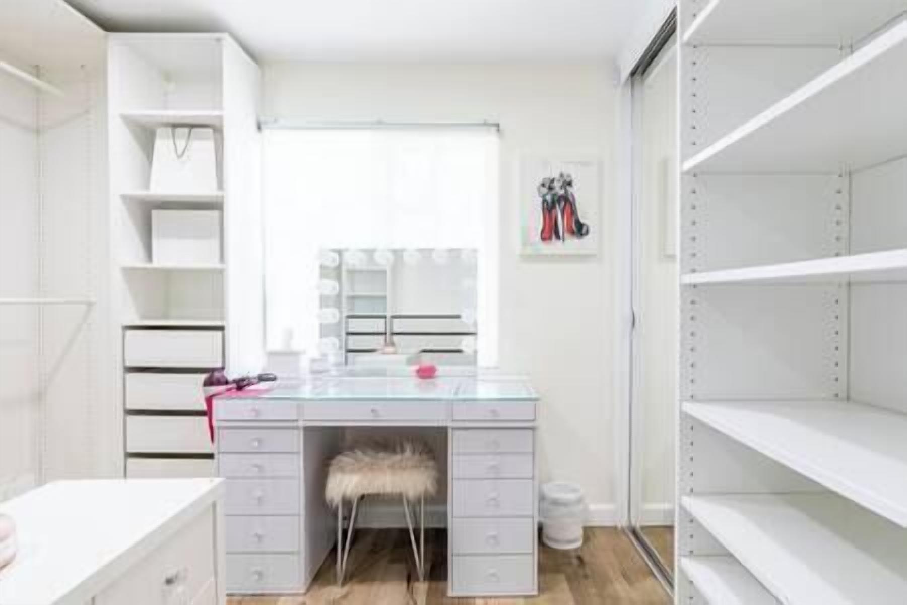Walk-in closet (3)
