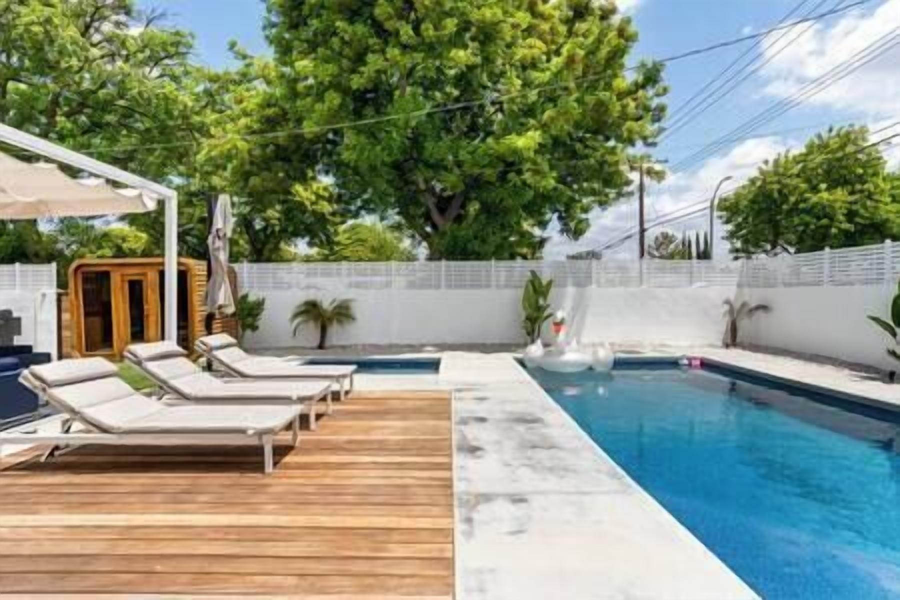 Pool and sun deck (2)