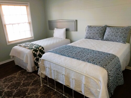 Hollingsworth FashionableTownhome— Deaton's Chalet — Steps away from the lake!