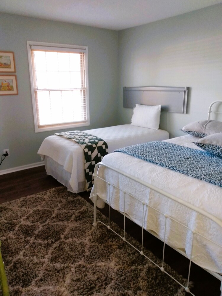 Hollingsworth FashionableTownhome— Deaton's Chalet — Steps away from