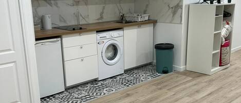 Frigorifero, microonde, piano cottura, macchina per tè/caffè