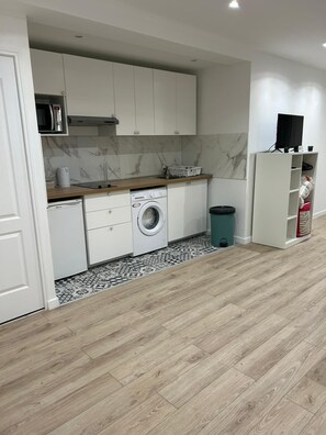 Réfrigérateur, micro-ondes, plaque de cuisson, cafetière/bouilloire