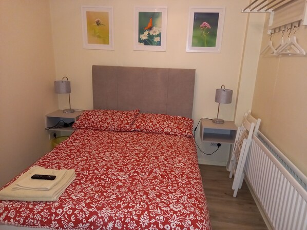 Standard Double Room | Free WiFi - GRANT ROOMS (Londonderry)