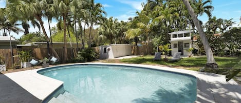Piscina all'aperto, una piscina riscaldata