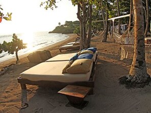 Chaises longues, serviettes de plage