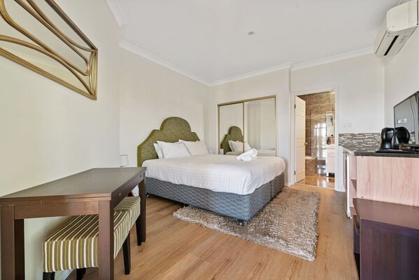 2 bedrooms, iron/ironing board, bed sheets