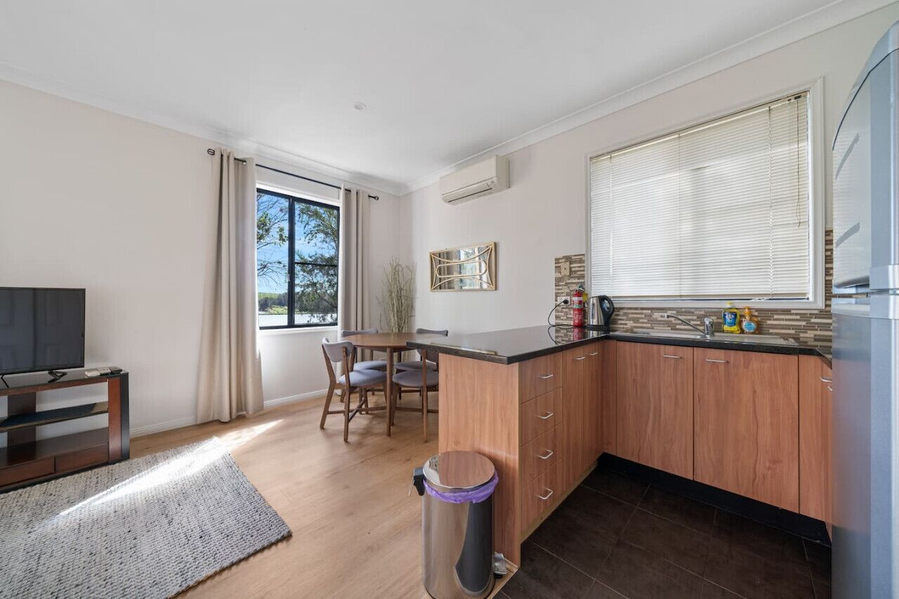 Réfrigérateur, micro-ondes, plaque de cuisson, grille-pain