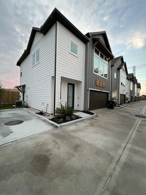 Exterior - Mid-Century Modern Retreat (Houston)