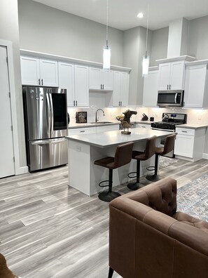 Private kitchen - Mid-Century Modern Retreat (Houston)