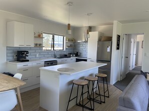 Kylskåp, mikrovågsugn, ugn och spishäll