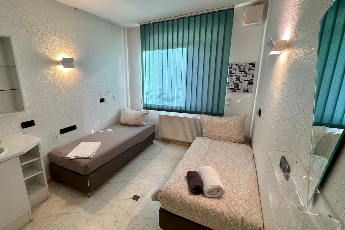 Economy Twin Room, Non Smoking, Garden View | Dihias secara berasingan, dilengkapkan perabot secara berasingan
