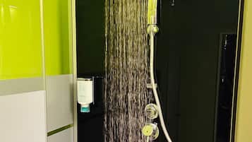 Economy-Zweibettzimmer, Nichtraucher, Gartenblick | Badezimmer | Dusche, Haartrockner, Handtücher, Seife