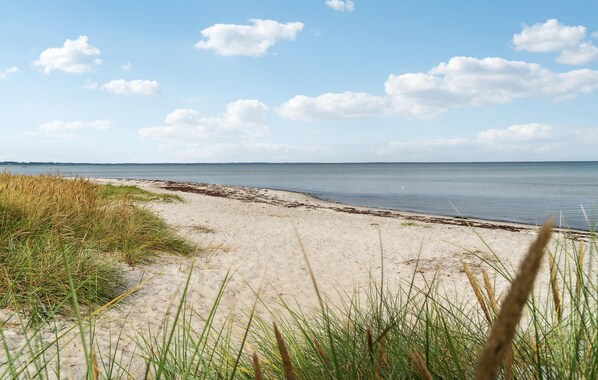 Beach nearby - Stunning home in Glesborg with kitchen (Glesborg)