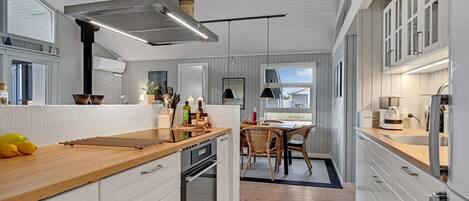 Réfrigérateur, plaque de cuisson, lave-vaisselle, cafetière/bouilloire