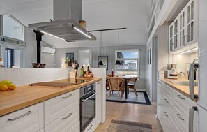 Fridge, stovetop, dishwasher, coffee/tea maker - Stunning home in Glesborg with kitchen (Glesborg)